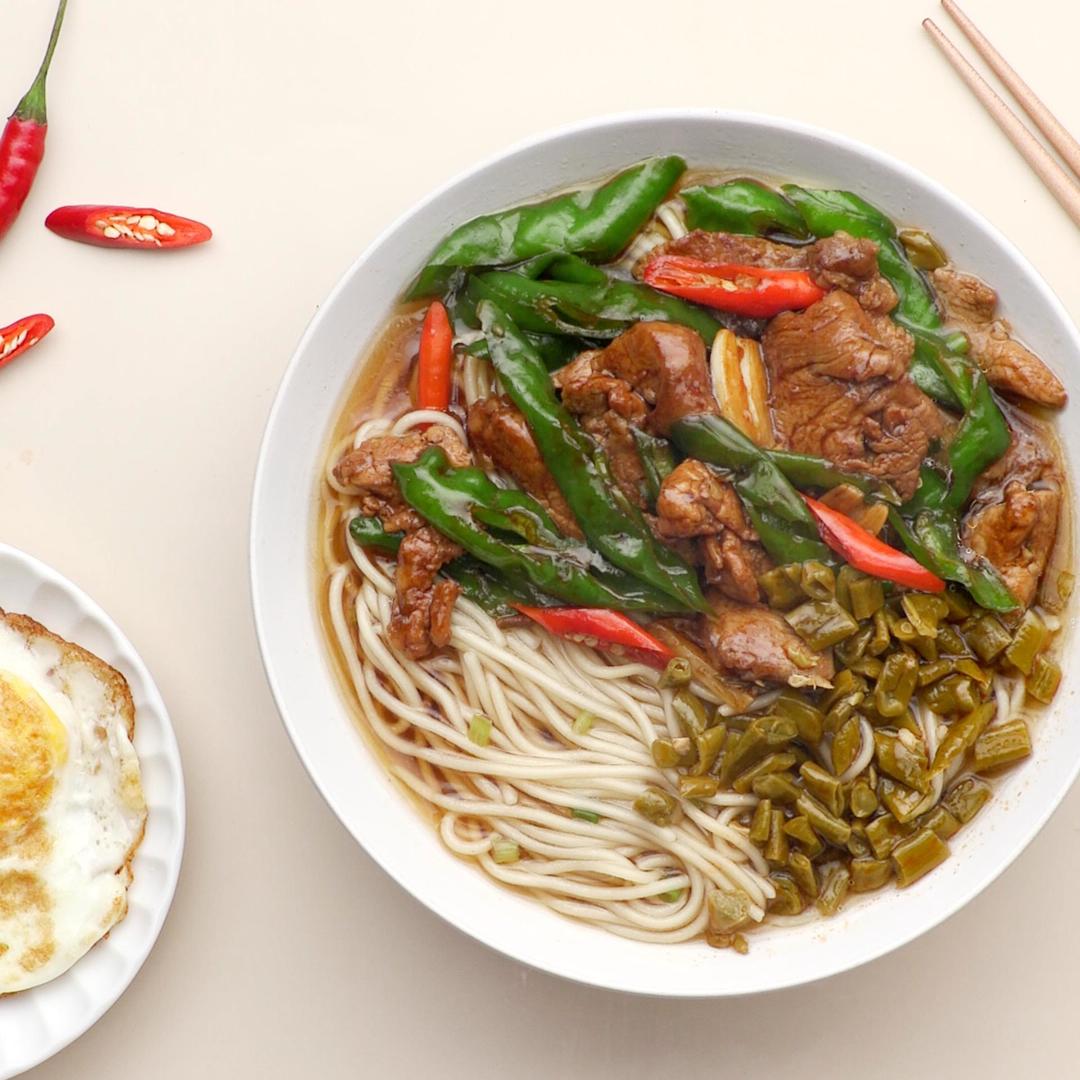 辣椒炒肉浇面的做法