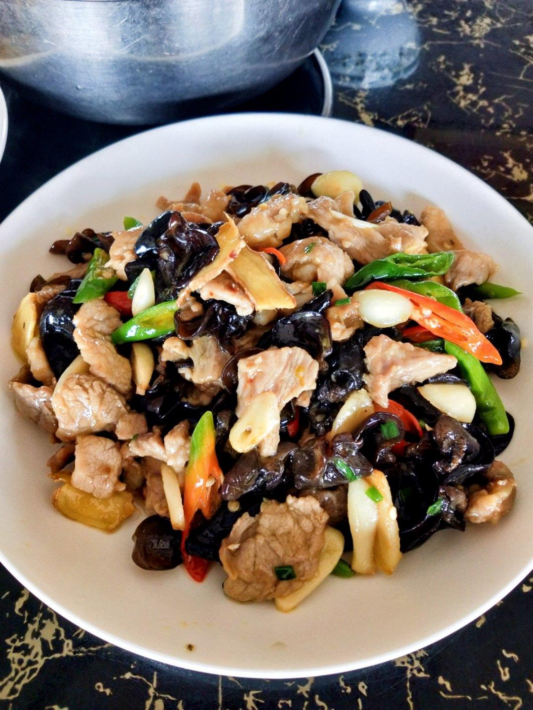 爱咋咋滴5做的洋葱肉片炒木耳