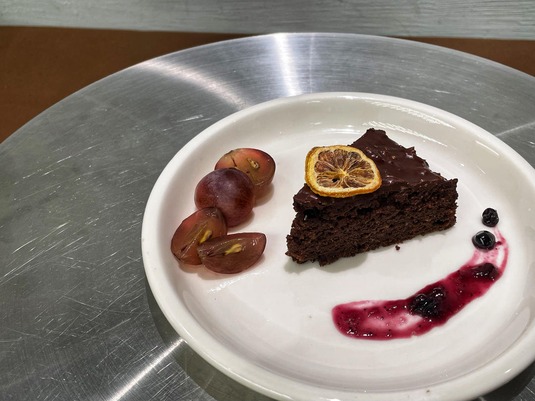 不用烤箱也能做，超软嫩的巧克力蛋糕（纯素）