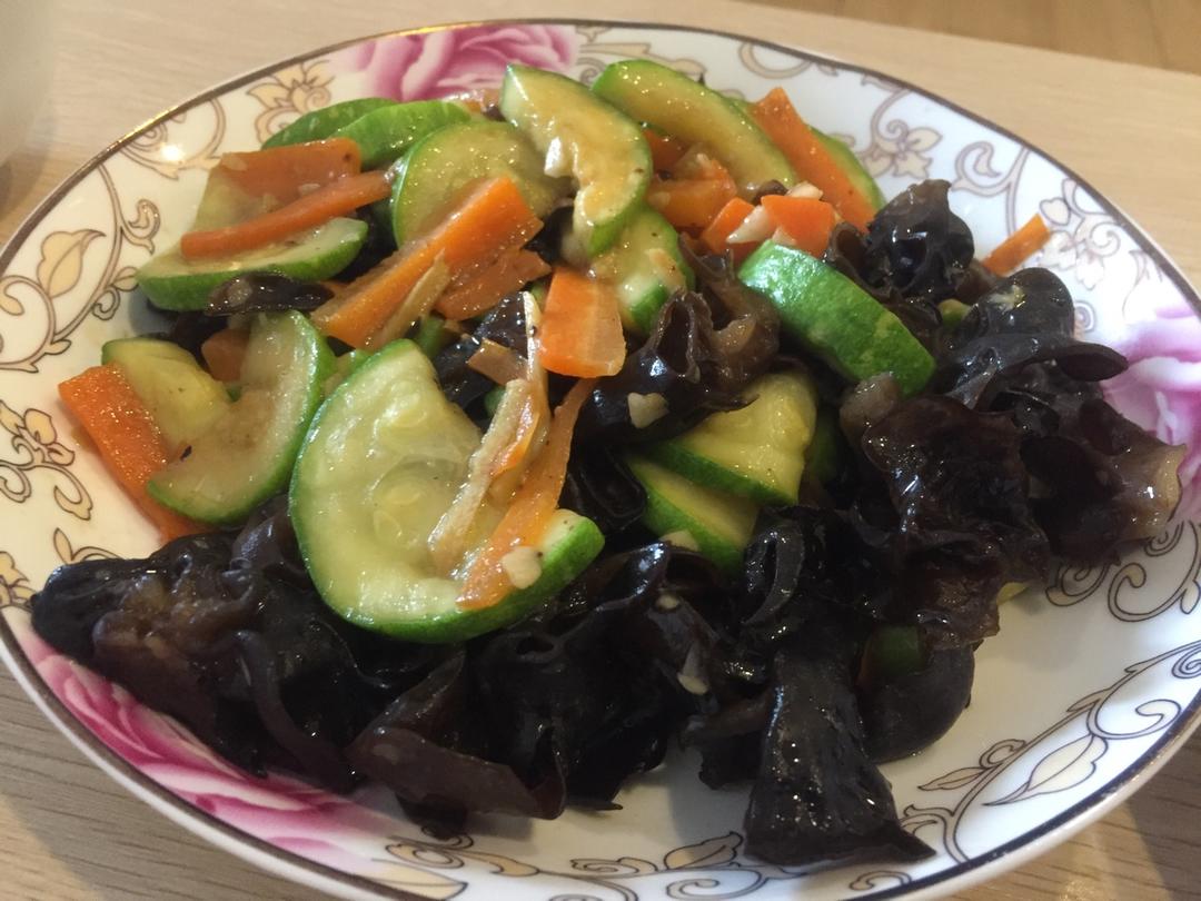 蒜蓉木耳西葫芦