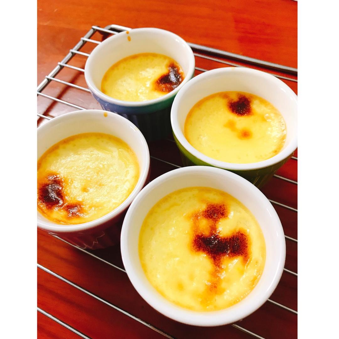 Crèmebrulée。法式烤布雷。焦糖布丁。