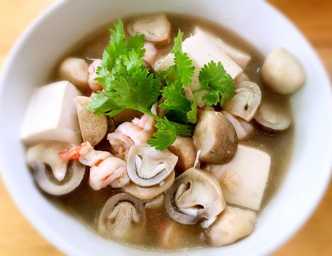 鲜虾草菇豆腐汤的做法