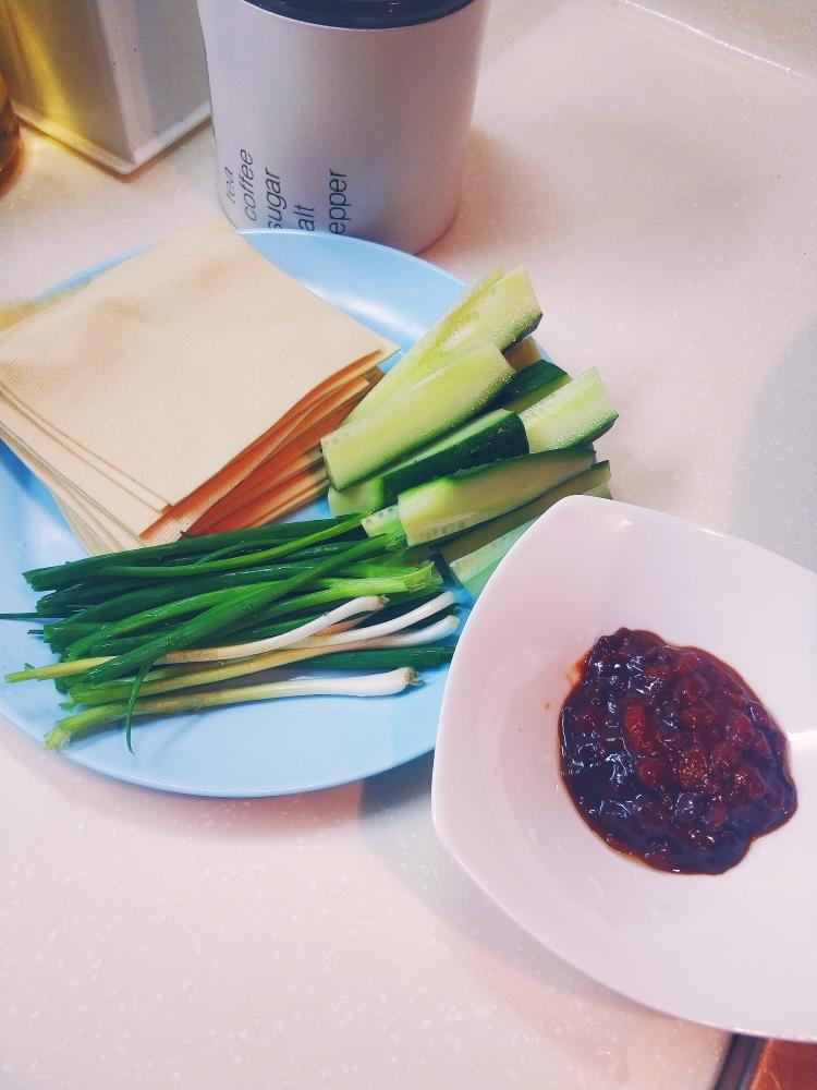 蘸酱菜干豆腐豆片卷小葱黄瓜的做法 步骤2