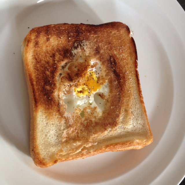 吐司煎蛋/Egg in a basket