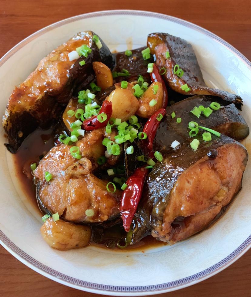 红烧蒜香鲶鱼