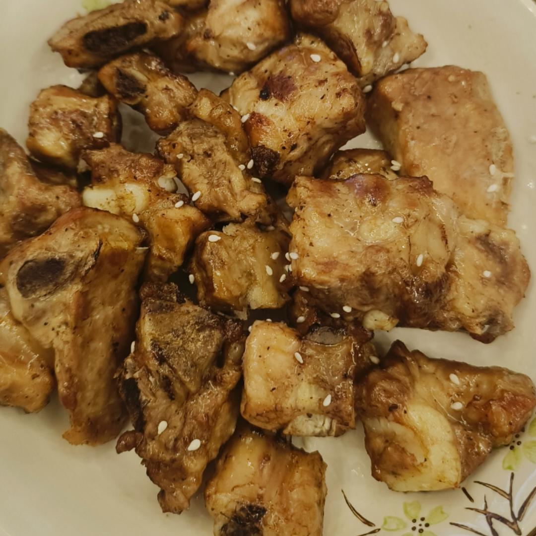 外焦里嫩！好吃到舔手指的蒜香烤排骨