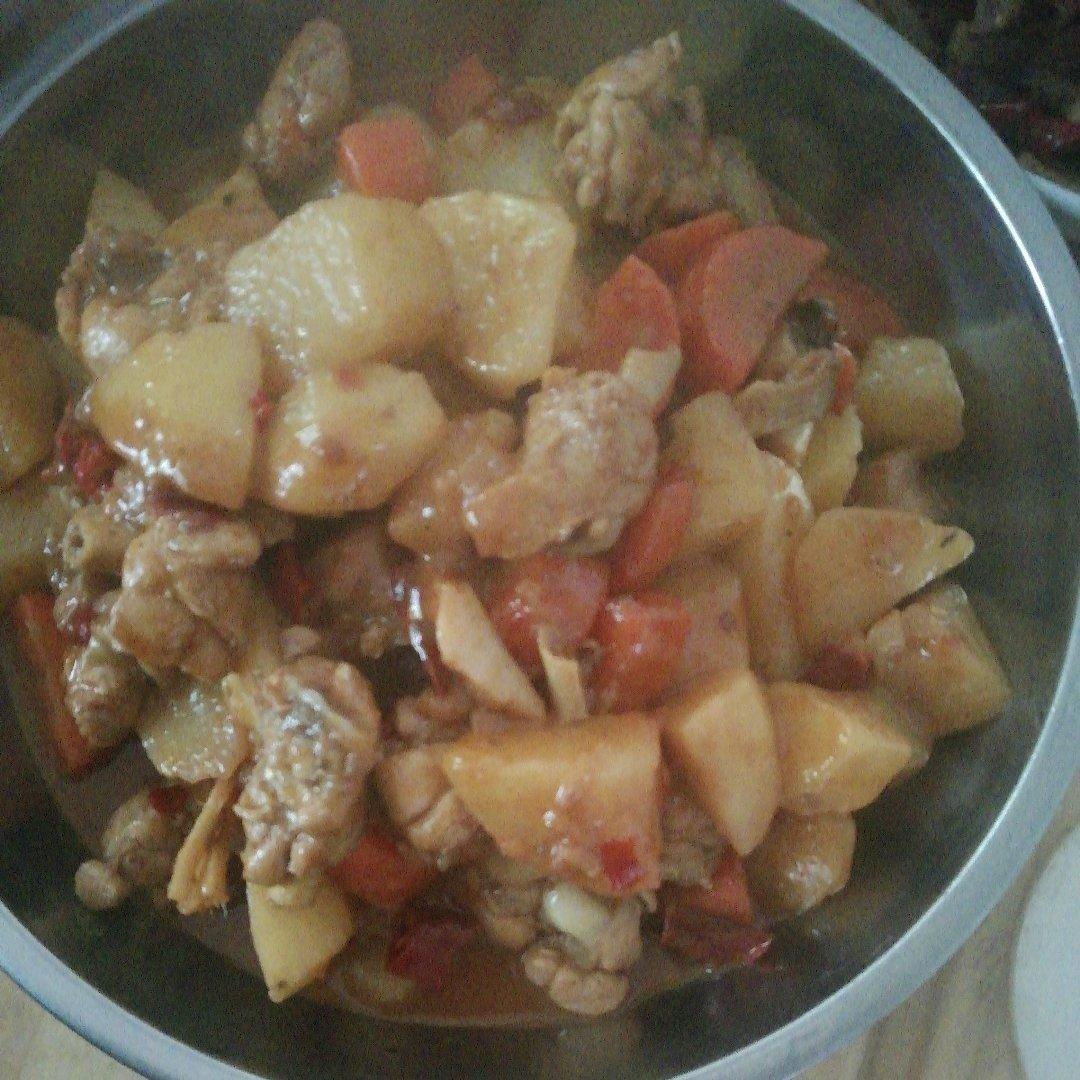土豆胡萝卜炖鸡块