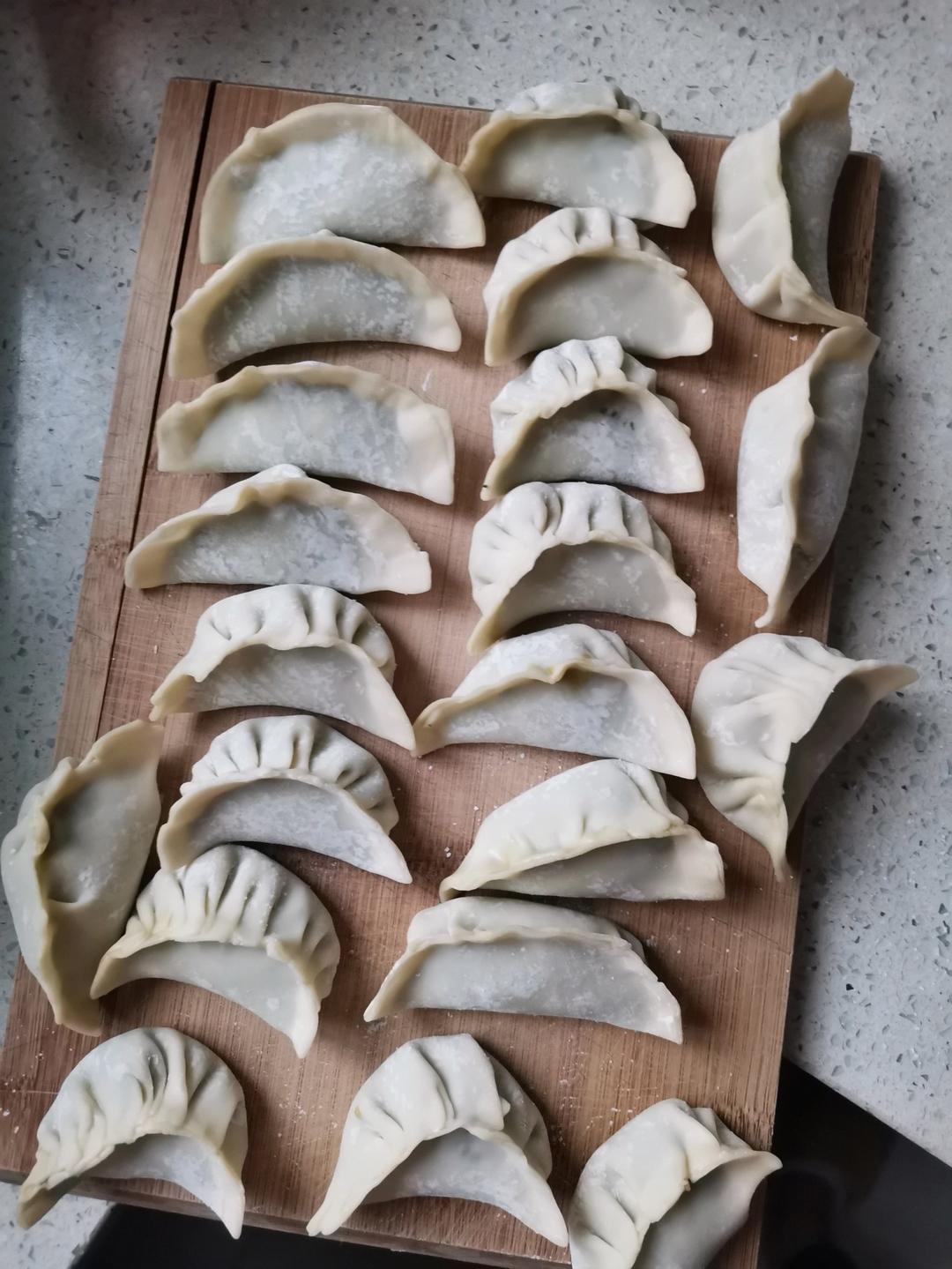 韭菜猪肉饺子(最简单最好吃又最多汁的饺子)