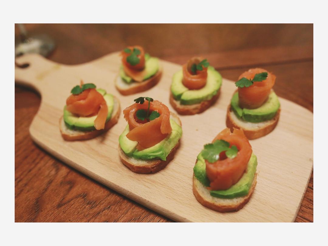 三文鱼鳄梨tartine餐前菜