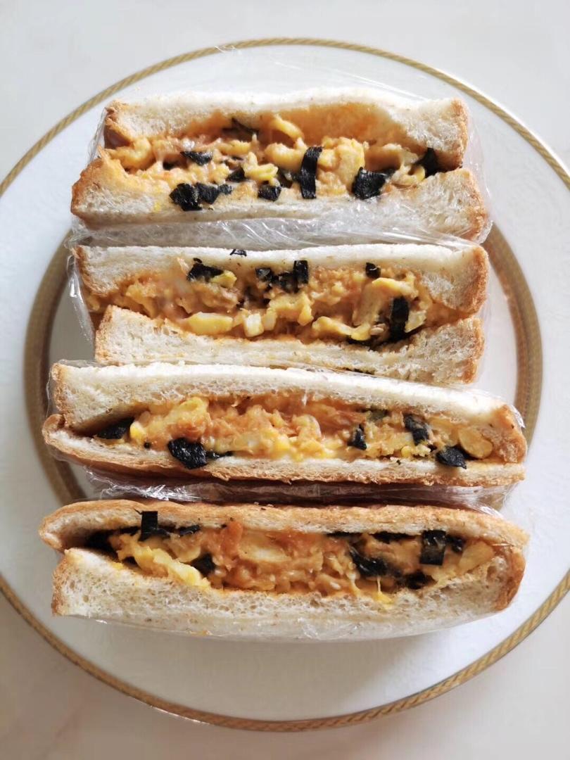 肉松鸡蛋沙拉三明治