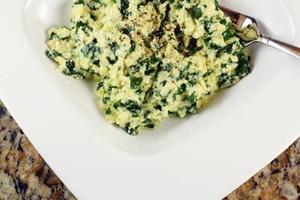 Spinach and ricotta broken eggs的做法 步骤6