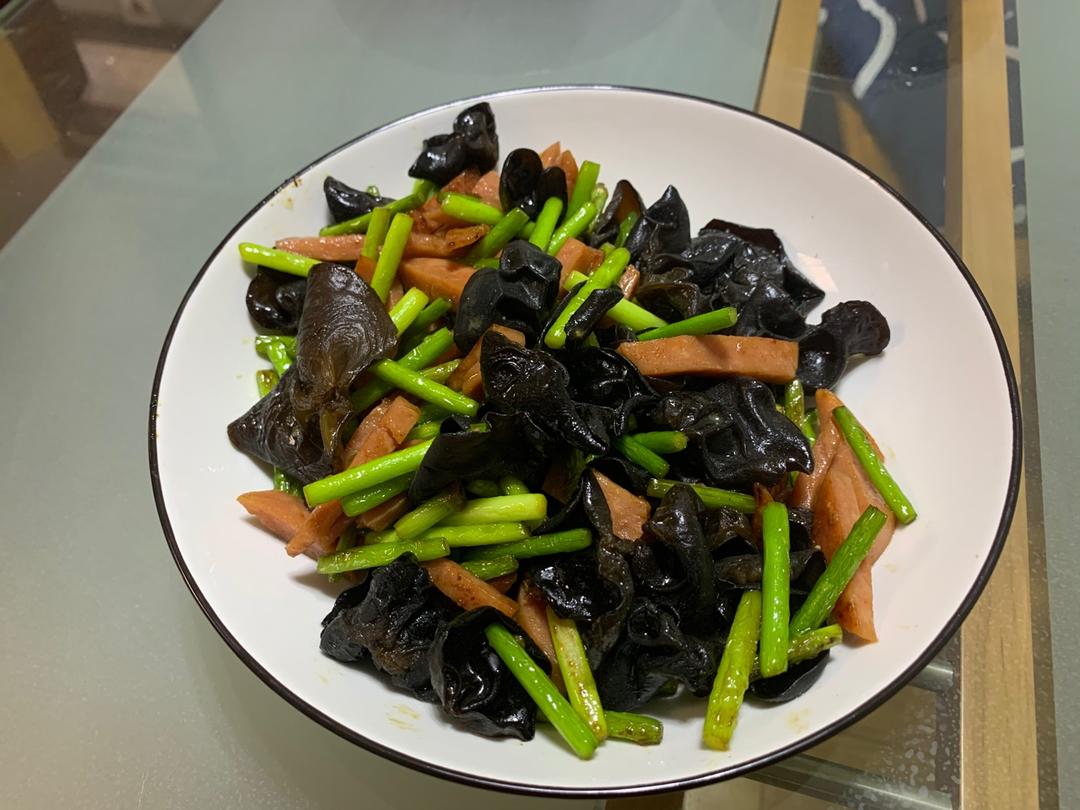 蒜苔木耳炒肉丝