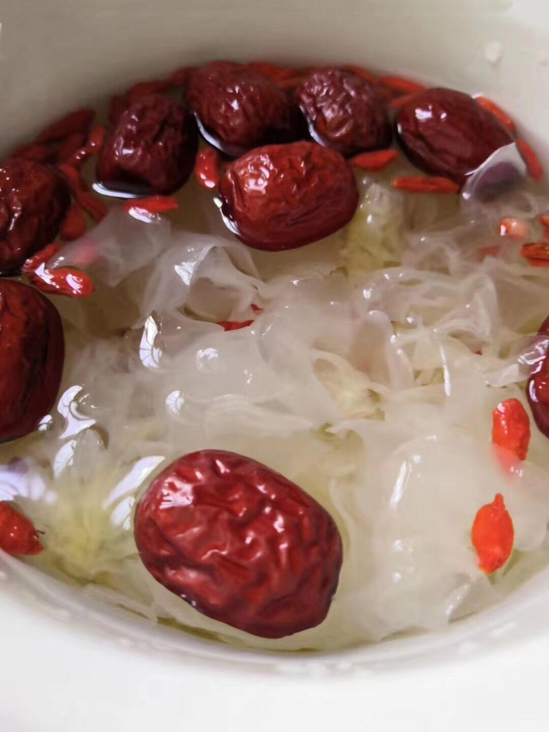 银耳桃胶莲子羹｜养颜平民版燕窝