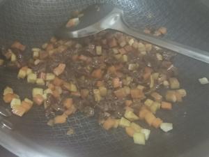 耗油炒牛肉杏鲍菇胡萝卜粒的做法 步骤6