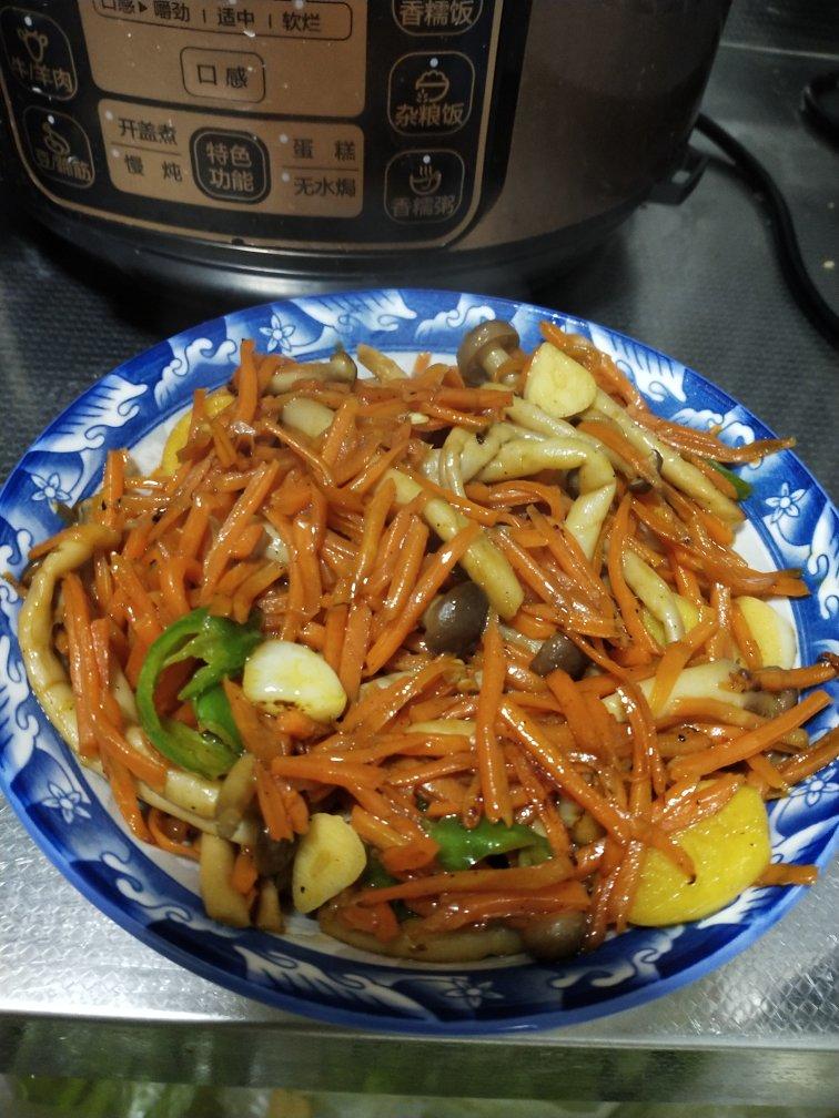 青椒胡萝卜炒海鲜菇/蟹味菇 快手素菜