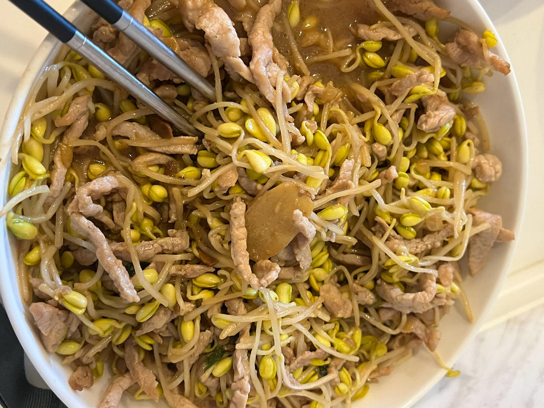 豆芽炒肉清爽解腻好好吃！