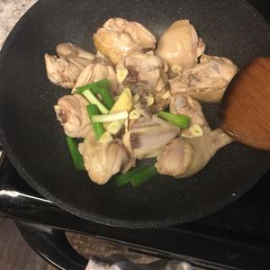 小鸡炖蘑菇的做法 步骤5