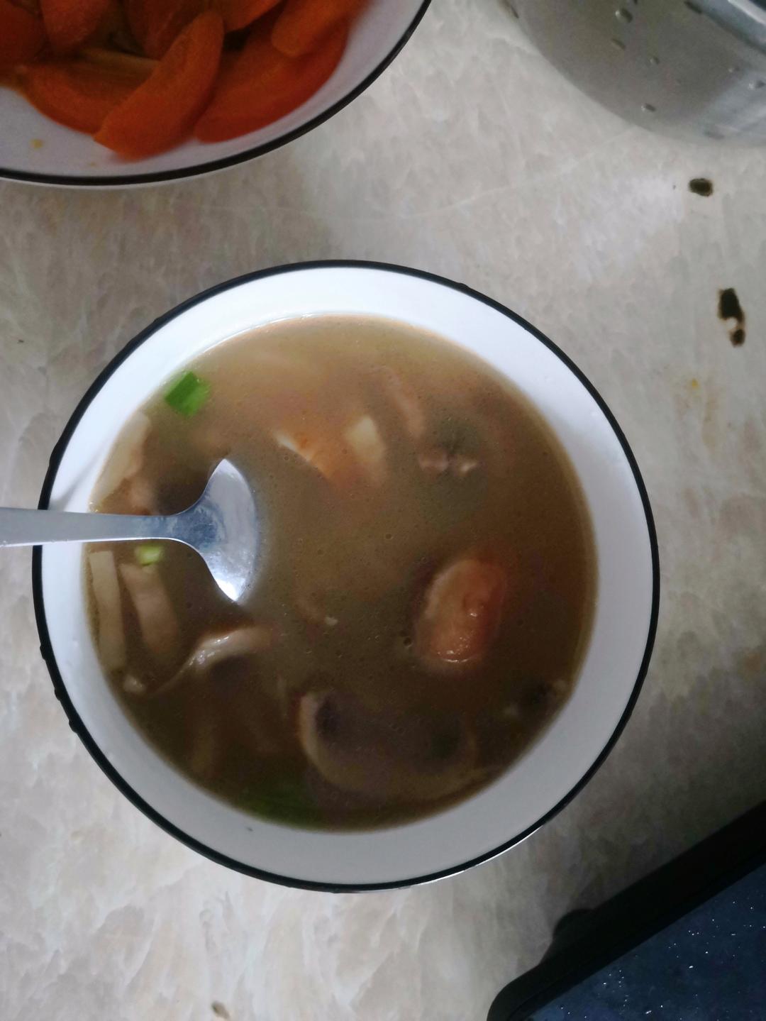 鲜掉眉毛口蘑汤