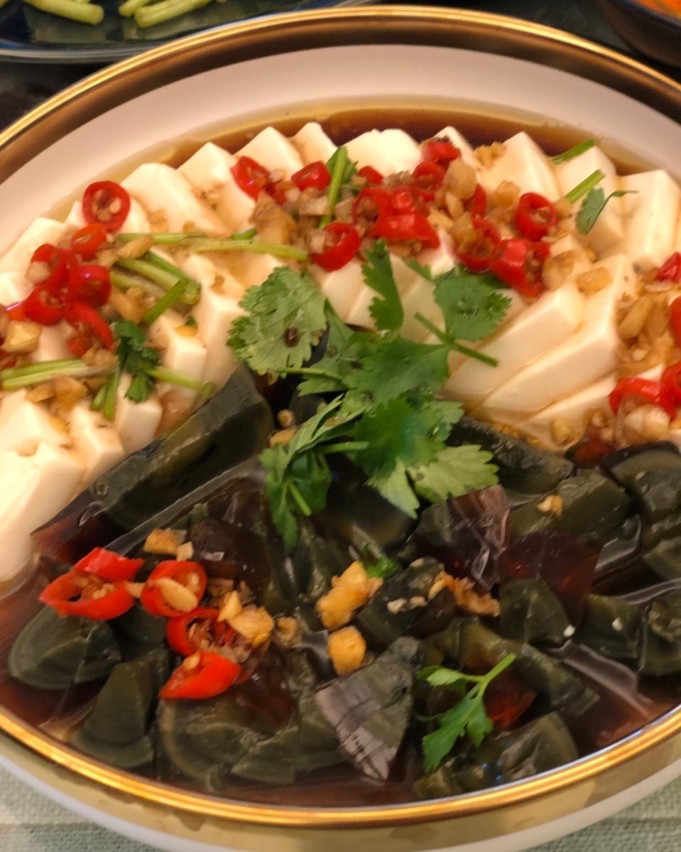 双椒拌皮蛋豆腐