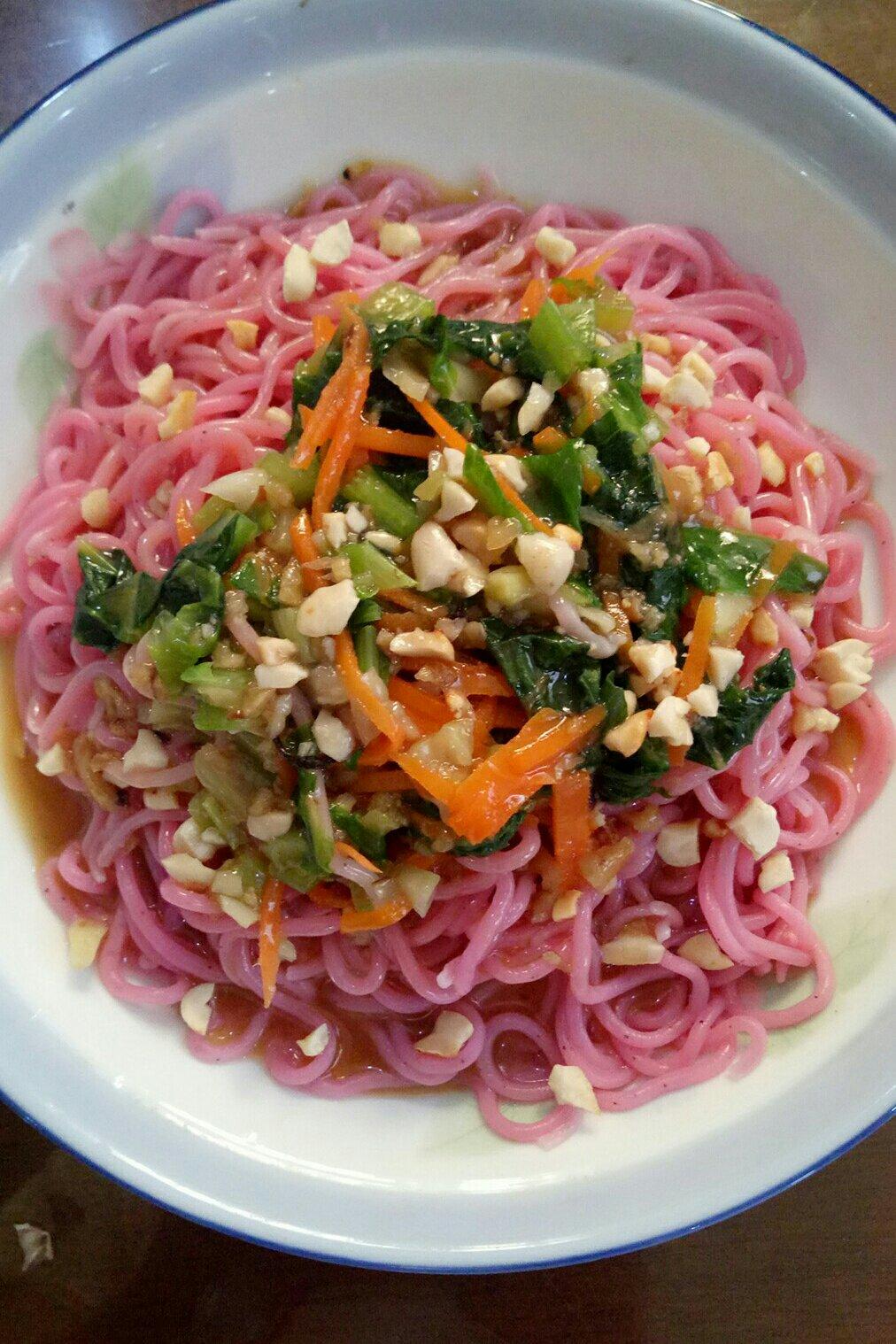 宝贝爱下厨房做的自制纯天然蔬菜汁彩色面条