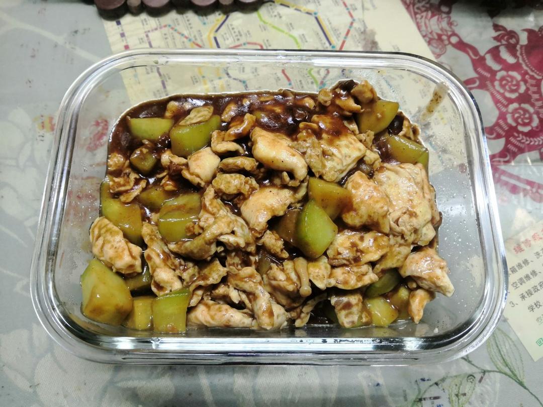 家常材料拌面上