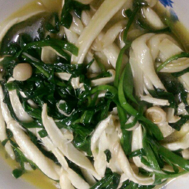 韭菜炒海鲜菇的做法 步骤2