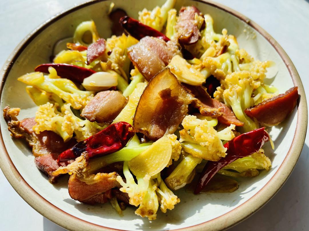 猪油渣五花腊肉炒菜花