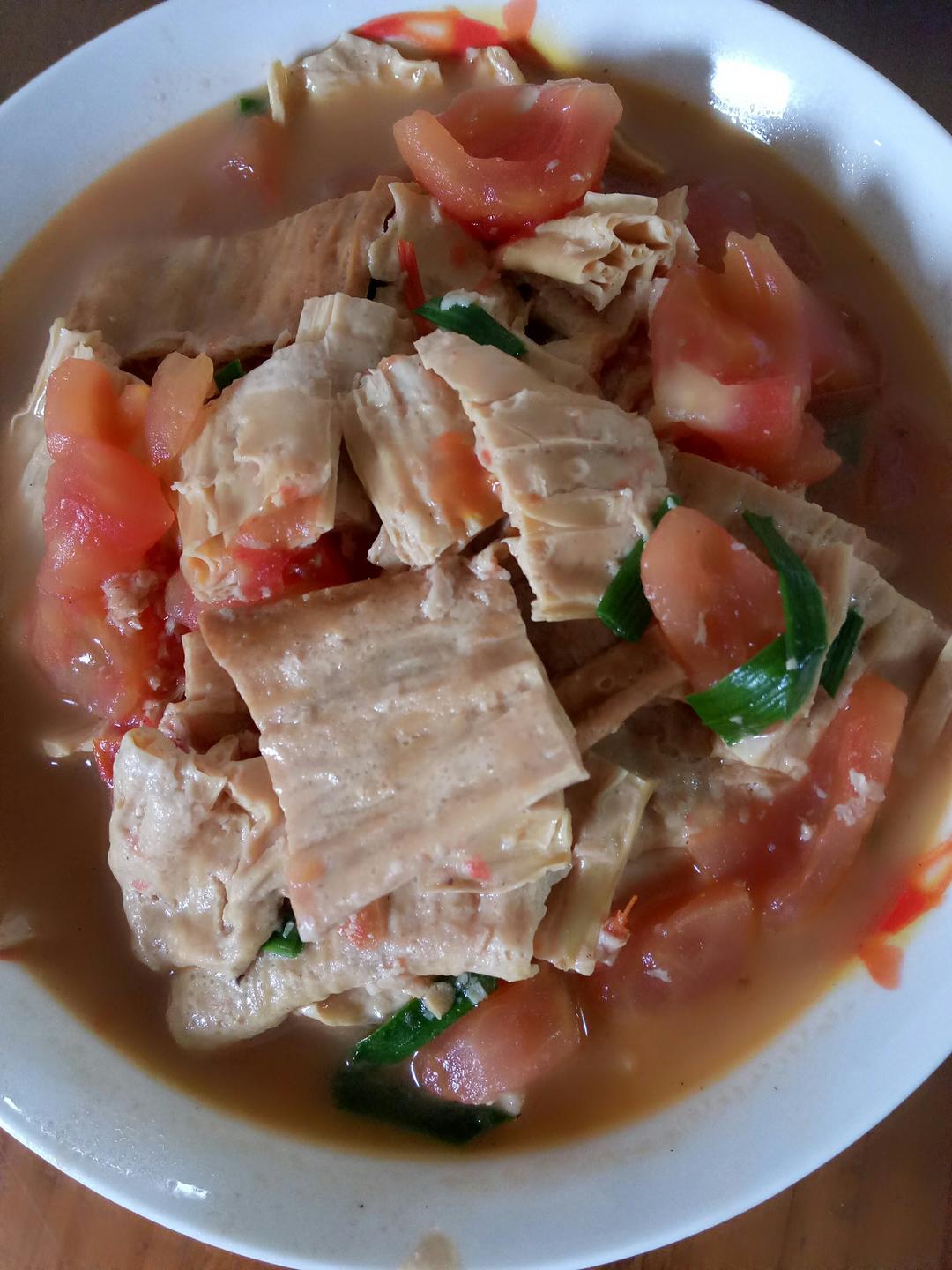 西红柿尖椒炒豆腐皮
