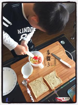 三岁半小暖男亲制早餐的做法 步骤4