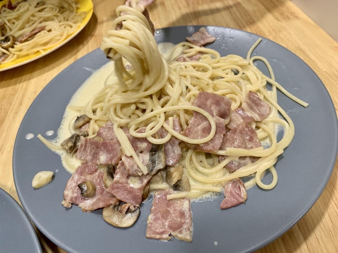 白蘑菇奶油培根意面
