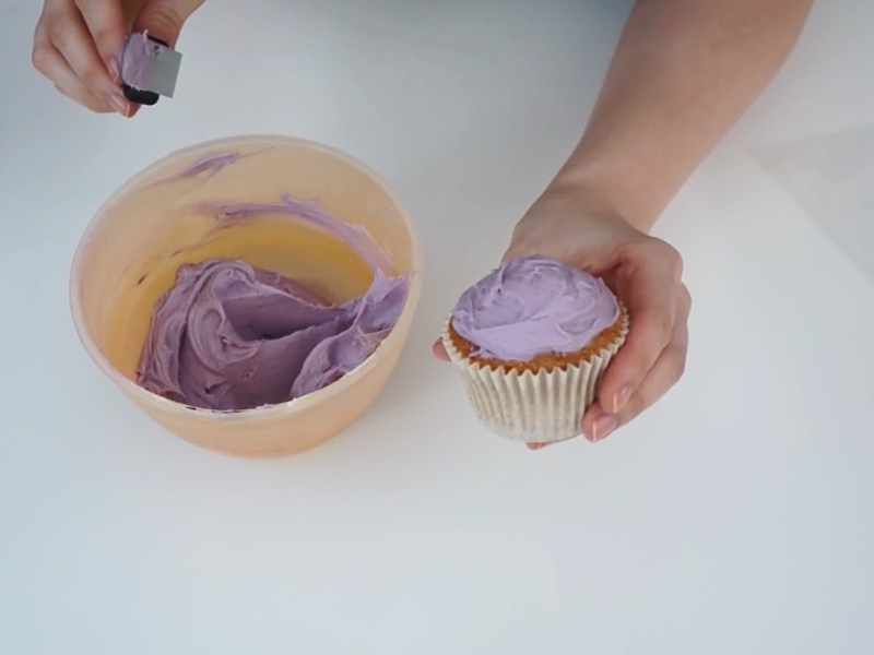 超简单方法制作别样cupcake的小玫瑰花的做法 步骤3