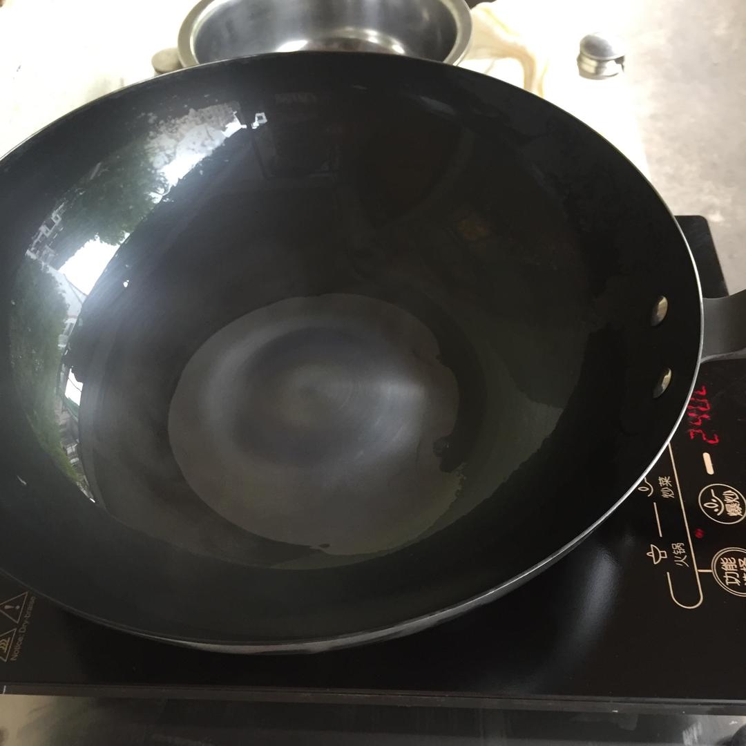 厨师长教你：如何“开锅养锅”，学会这招再也不怕炒菜粘锅啦