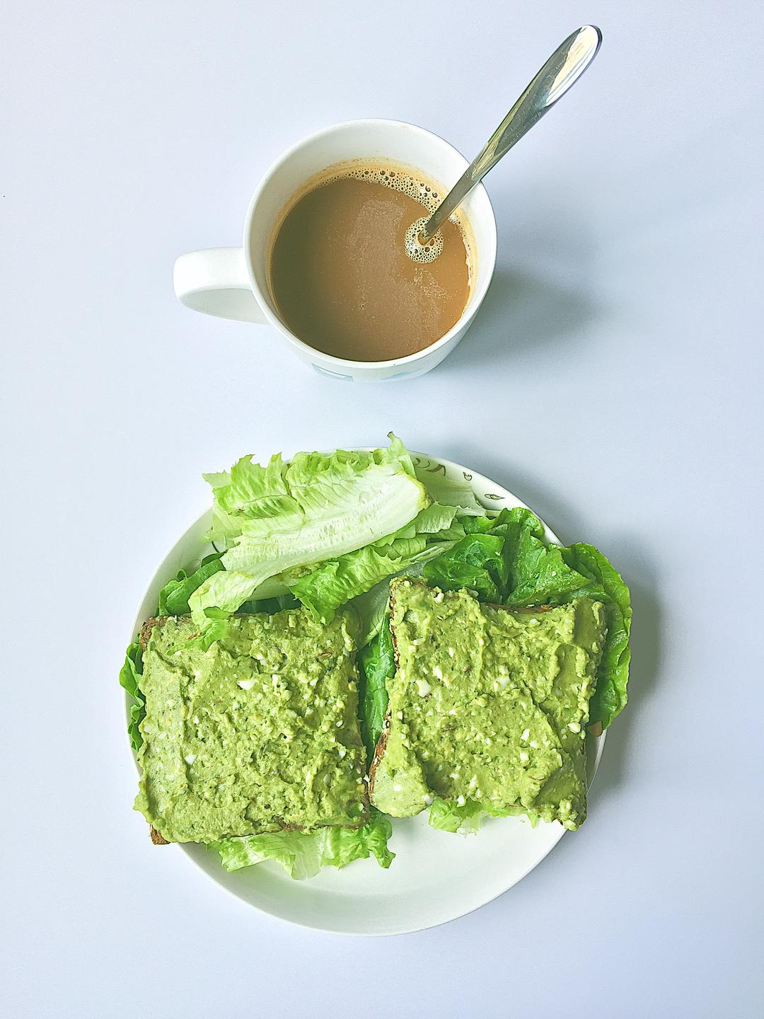 牛油果生菜全麦吐司+拿铁/豆浆/脱脂奶430kcal