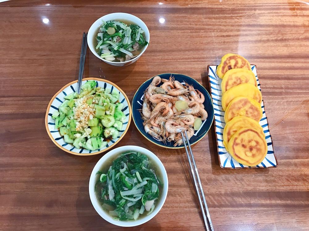 农家乐中的锅贴饼子（玉米饼子 大饼子）