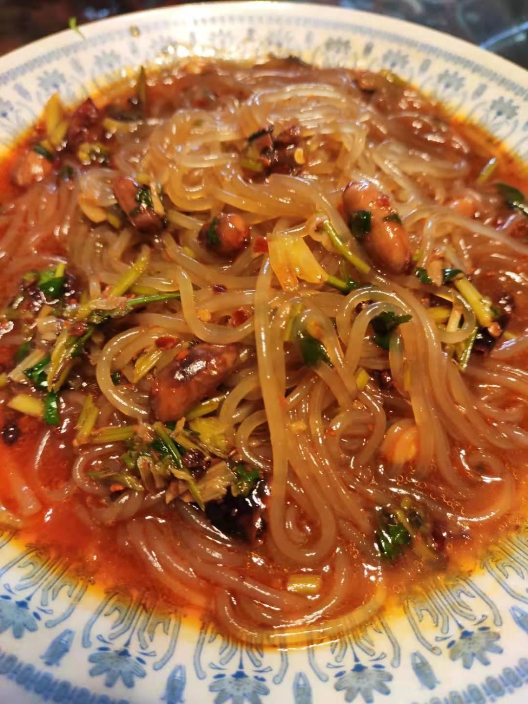 宅在家里吃酸辣粉