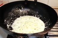 咸蛋黄焗苦瓜的做法 步骤4