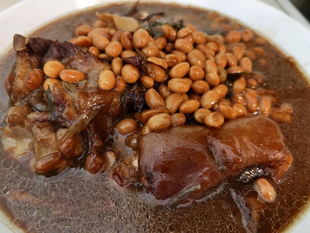 猪蹄炖黄豆