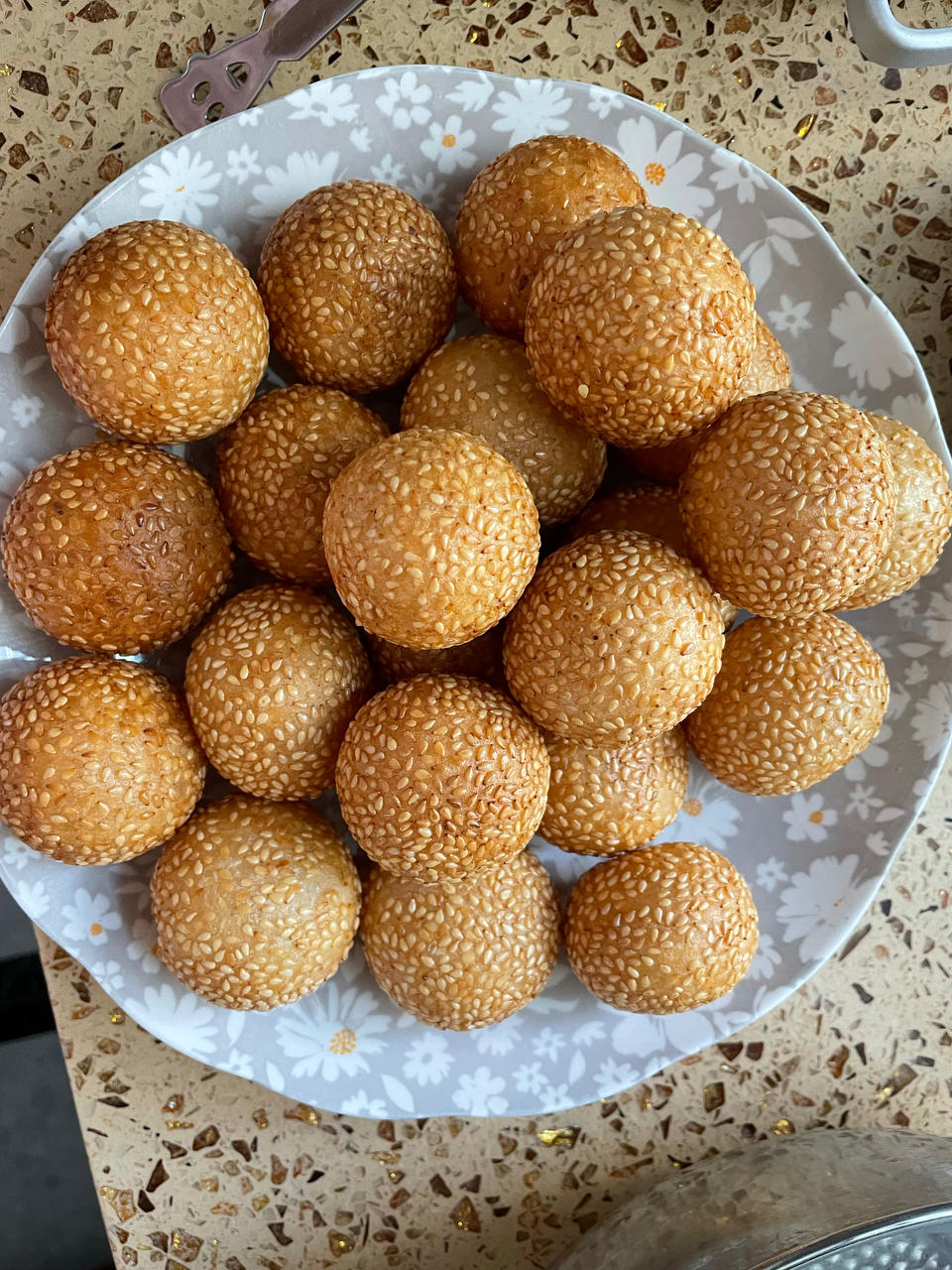 煎堆、麻团的制作方法，关键是油炸的过程，酥脆、酥软你说了算