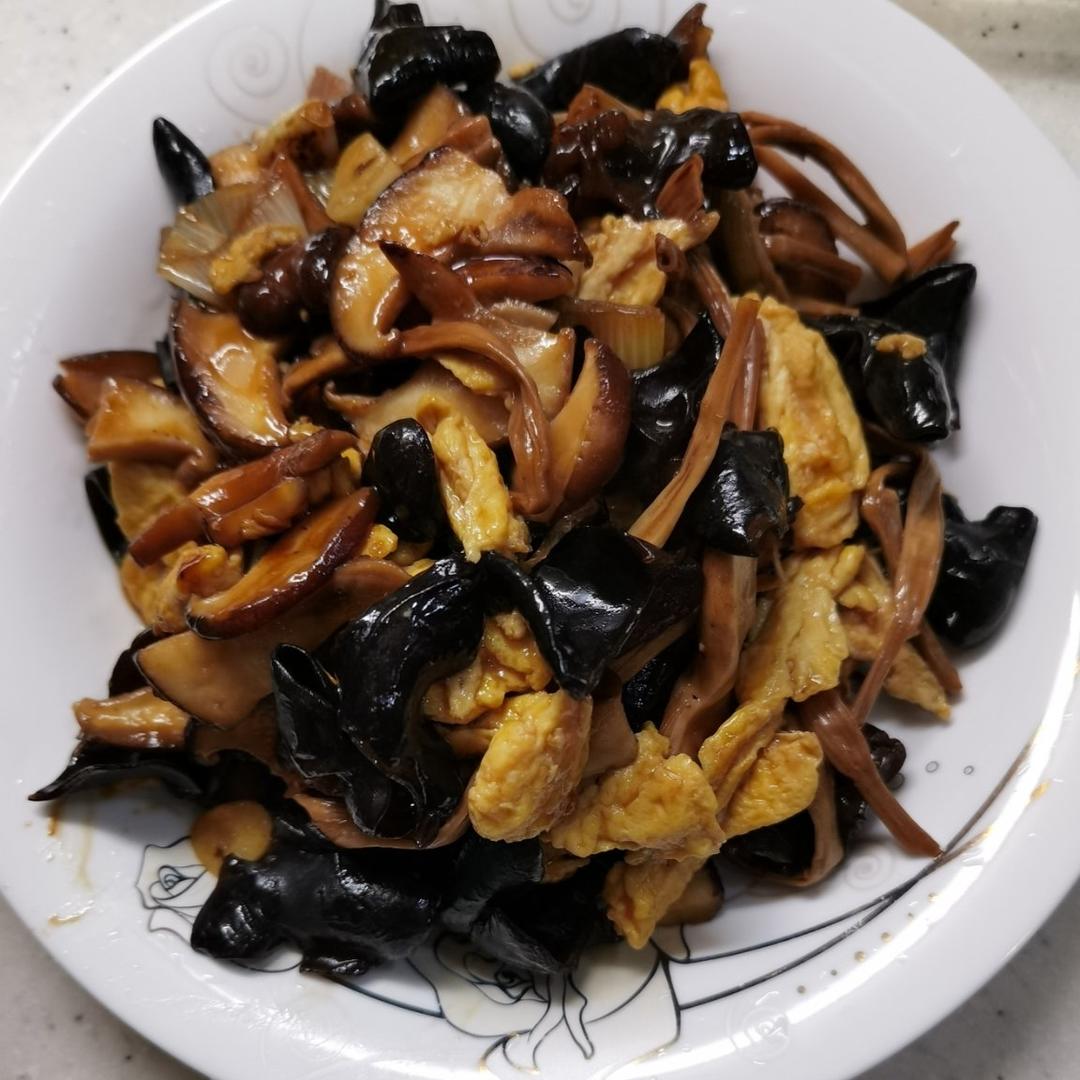 家常黄花菜木耳炒鸡蛋