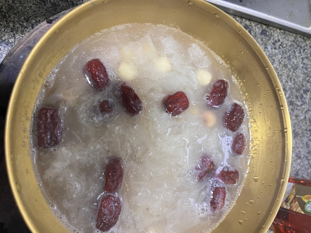 红枣银耳莲子羹(十分钟快速出胶)
