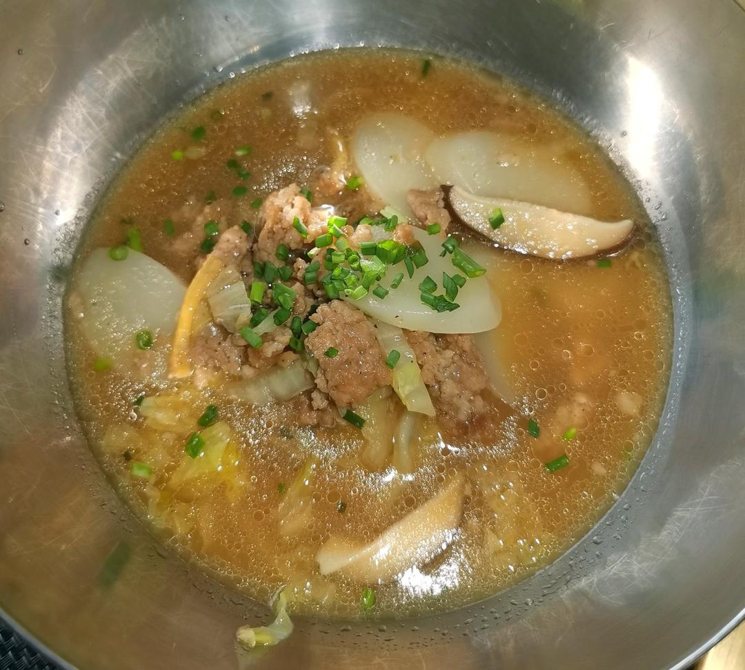 【白菜肉丝年糕汤】