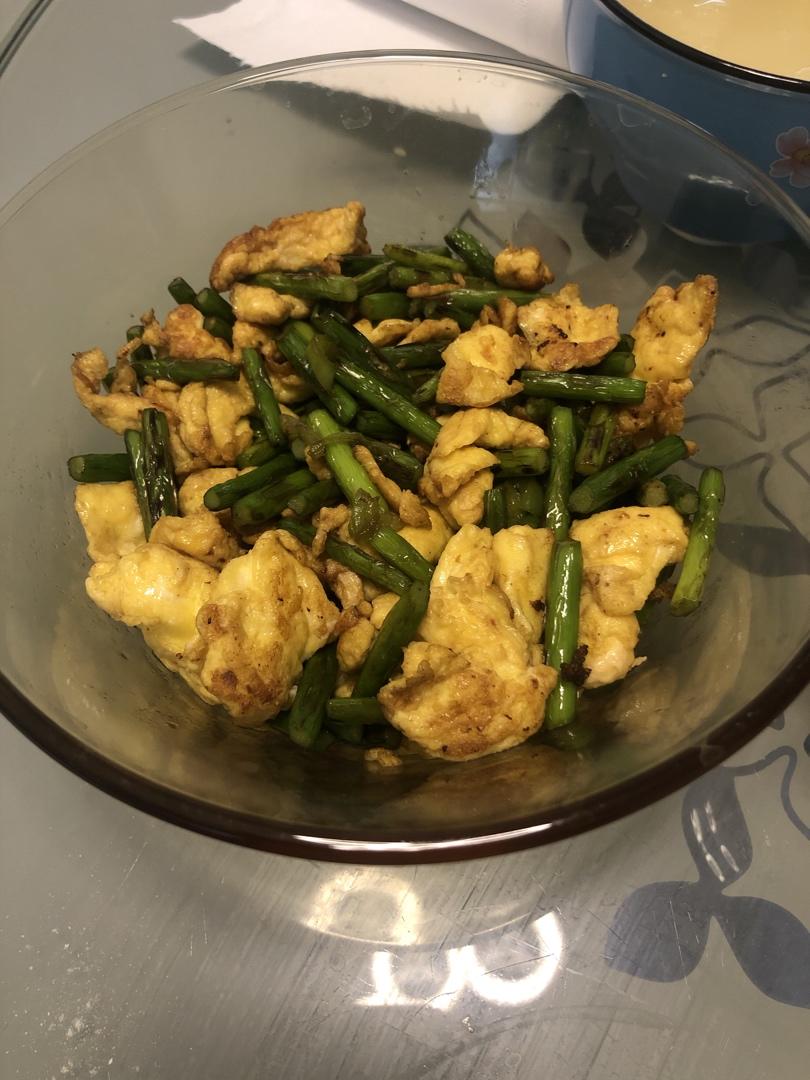 超美味的蒜苔炒鸡蛋，好吃又爽口