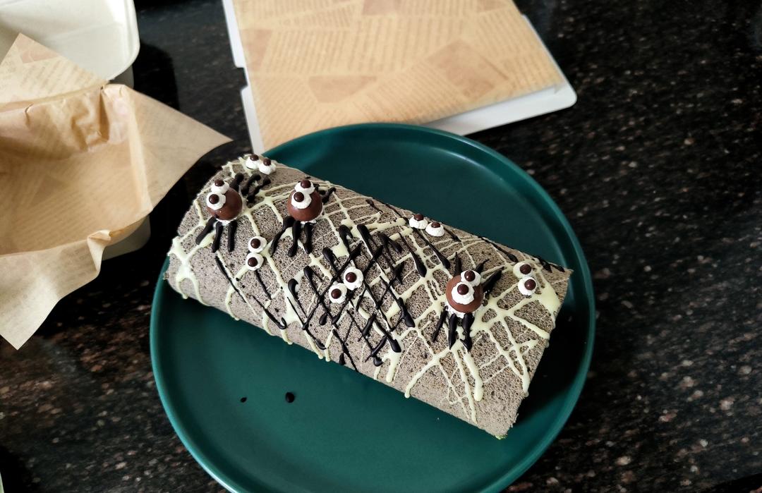 万圣节特供——蜘蛛来啦～黑芝麻南瓜奶油蛋糕卷～～