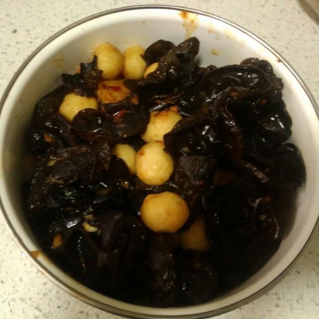 木耳炒鱼丸的做法