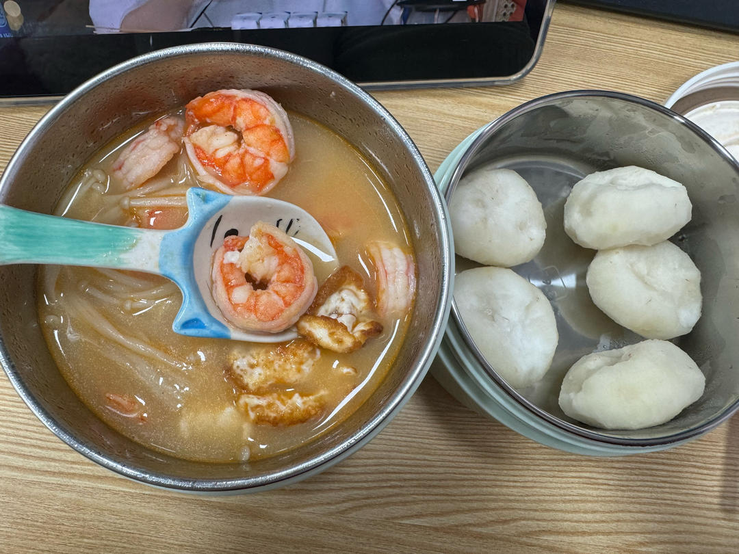 鲜虾菌菇豆腐汤
