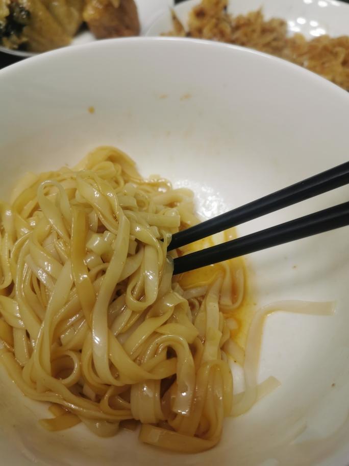 洋葱混合版 家常葱油拌面 储存葱油的做法