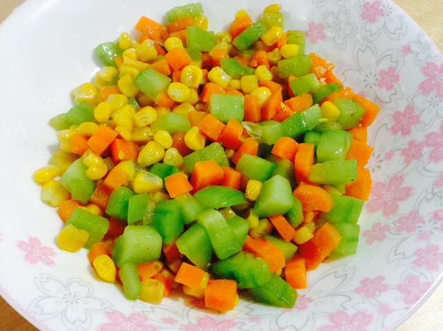 胡萝卜玉米炒黄瓜