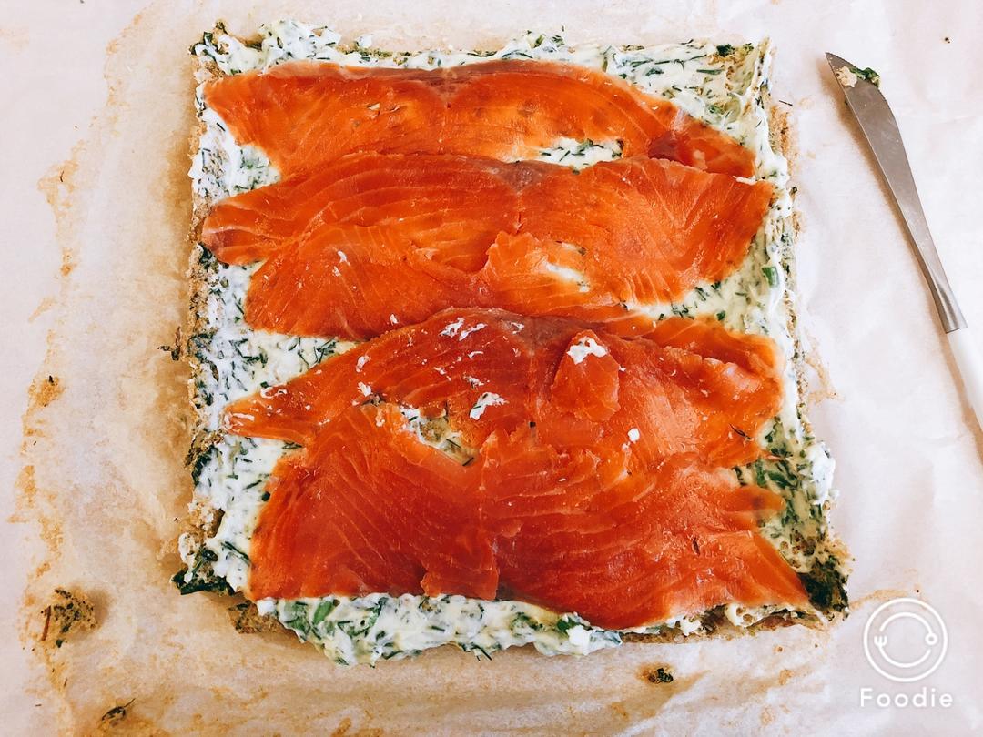 烟熏三文鱼菠菜蛋卷