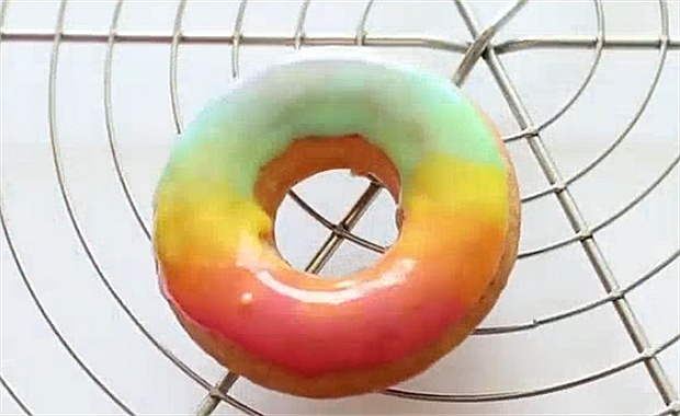 超美彩虹甜甜圈的做法