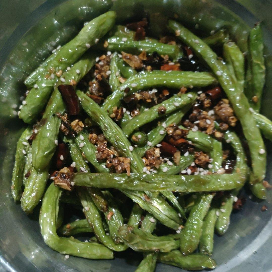 色泽鲜艳麻辣鲜香的《干煸龙豆角》